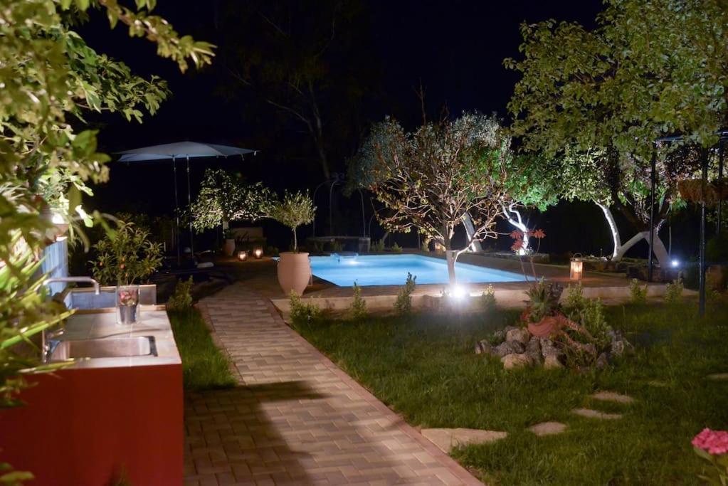 The Red House In Dassia 外观 照片